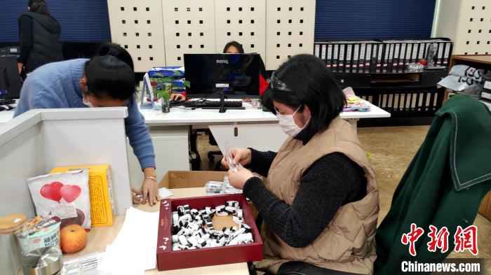 人手不足,办公室行政人员也投入到生产一线。 杨伏山 摄 厦门台企:特殊时期,略尽绵薄之力责无旁贷