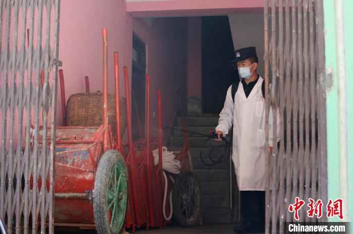  中尼边境樟木口岸开展爱国卫生运动 助力疫情防控