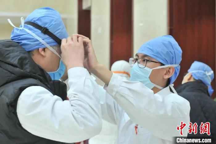  浙江乐清“90后”医生继续坚守武汉：你们先撤，我们殿后